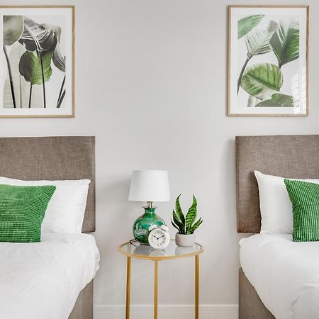 Executive 2 Bedroom Apt City Centre Free Pkg , Wifi By Tent Serviced Apartments Staines-upon-Thames Exterior photo