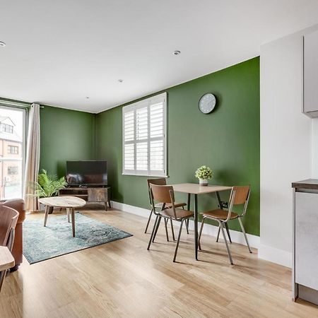 Executive 2 Bedroom Apt City Centre Free Pkg , Wifi By Tent Serviced Apartments Staines-upon-Thames Exterior photo