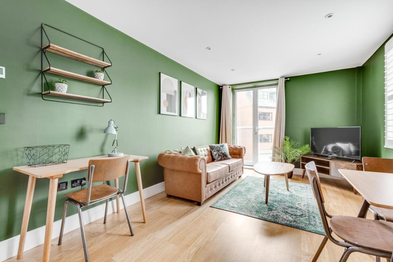Executive 2 Bedroom Apt City Centre Free Pkg , Wifi By Tent Serviced Apartments Staines-upon-Thames Exterior photo