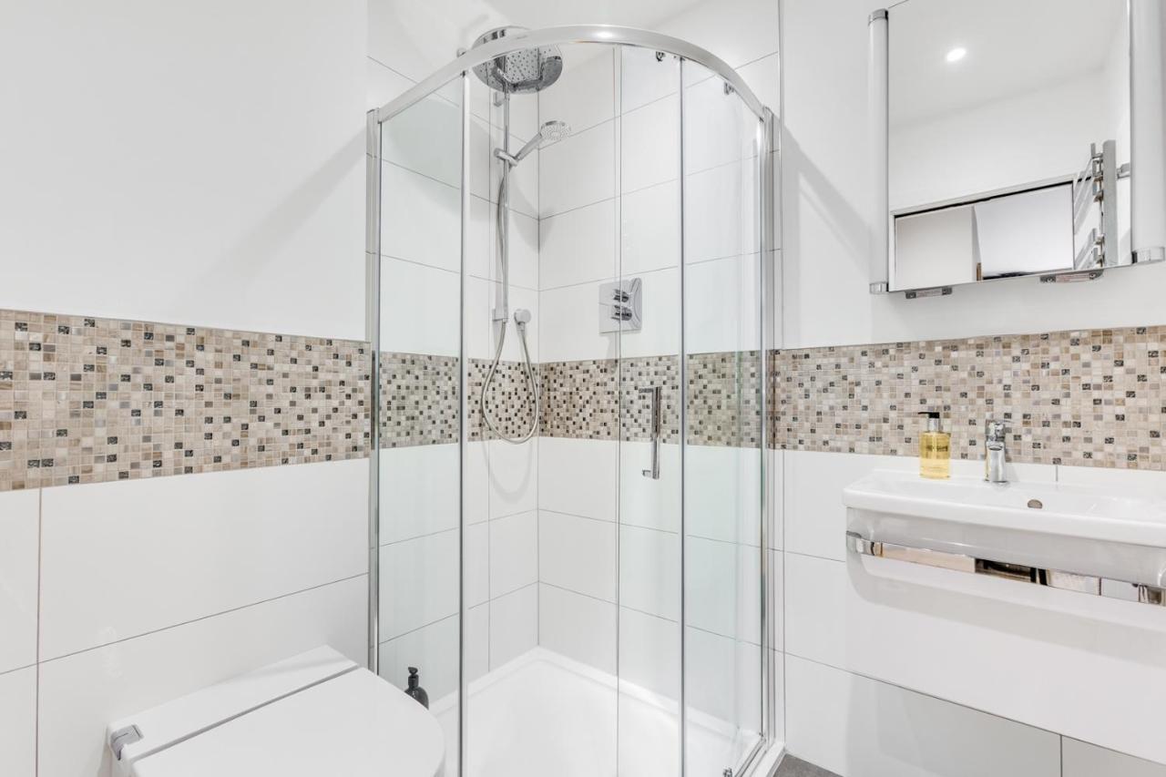 Executive 2 Bedroom Apt City Centre Free Pkg , Wifi By Tent Serviced Apartments Staines-upon-Thames Exterior photo